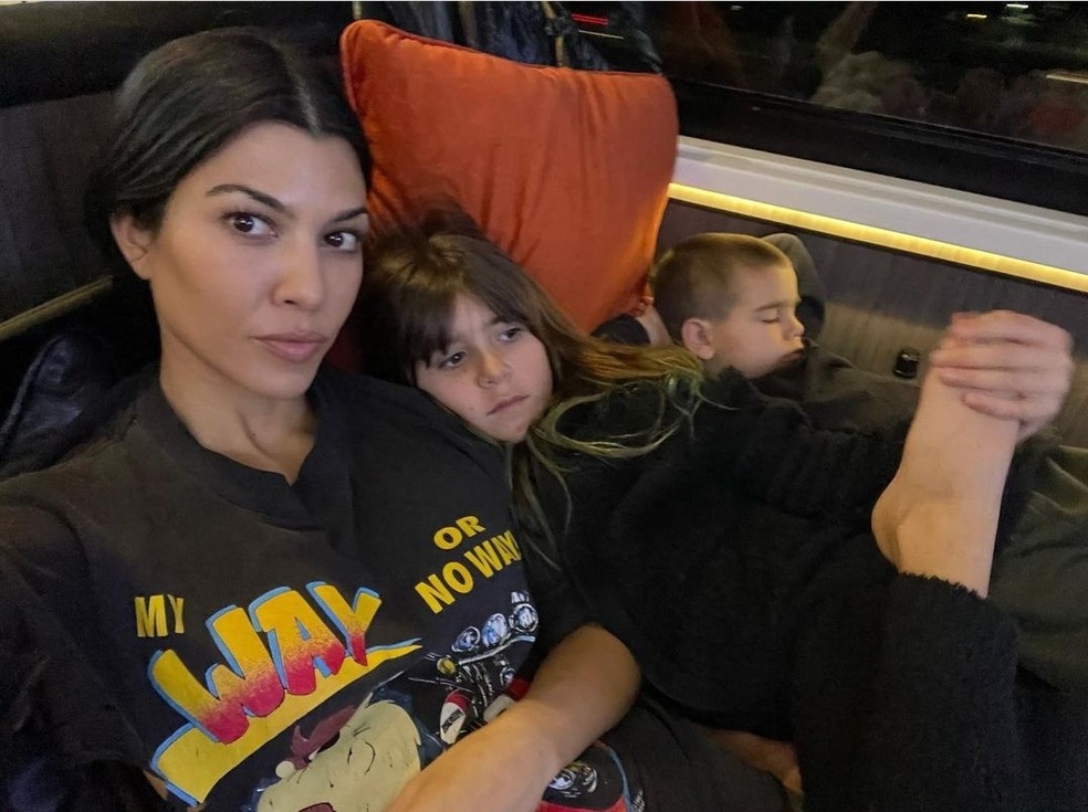 Kourtney Kardashian com seus filhos Penelope e Reign — Foto: Reprodução/Instagram