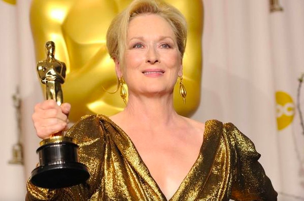 A atriz Meryl Streep com um dos três Oscar vencidos por ela — Foto: Getty Images