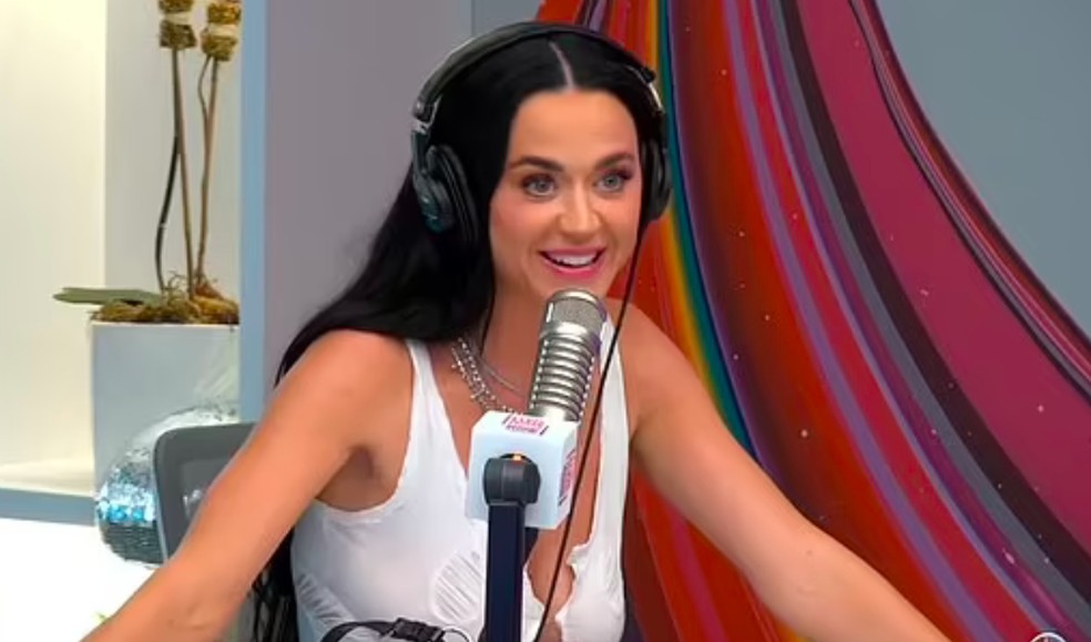Katy Perry no programa no qual amenizou a polêmica em torno do flagrante de Orlando Bloom conferindo o bumbum de Kim Kardashian — Foto: YouTube/Reprodução