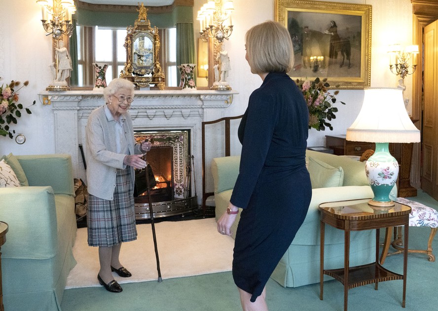 Elizabeth II e Liz Truss em encontro no dia 6 de setebro de 2022, dois dias antes da morte da rainha