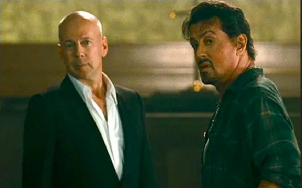 Bruce Willis e Sylvester Stallone em Os Mercenários (2010)  — Foto: Reprodução