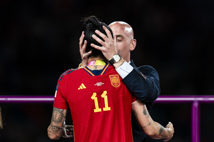 O beijo não consensual dado por Luis Rubiales em Jenni Hermoso depois da final da Copa do Mundo de futebol feminino