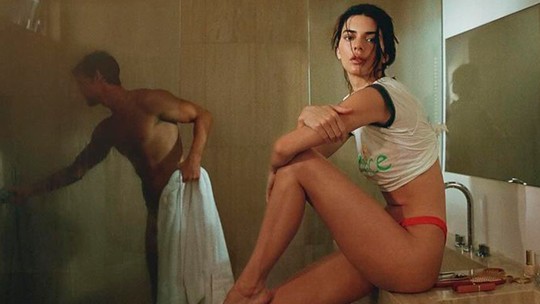 Kendall Jenner choca fãs com presença de peladão misterioso em ensaio sexy: 'Quem é esse cara?'