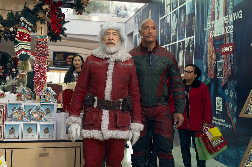 Dwayne (The Rock) Johnson e J.K. Simmons como os protagonistas de Operação Natal (2024) — Foto: Reprodução
