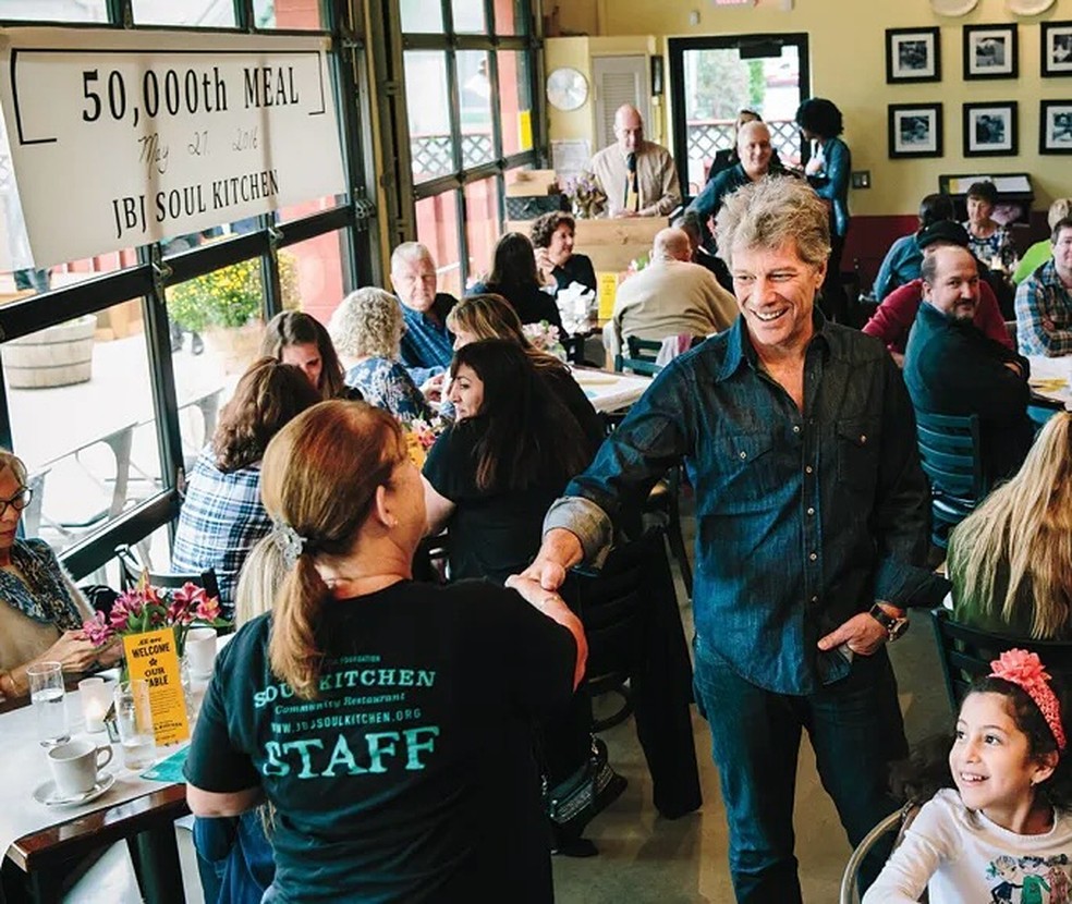 Jon Bon Jovi abre restaurante para alimentar pessoas em situação ...