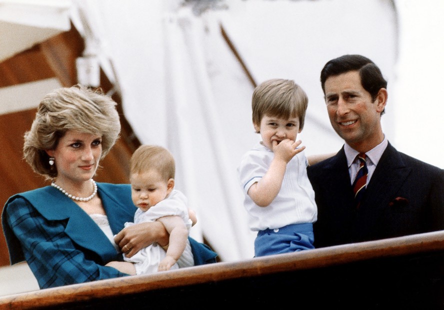 A Princesa Diana (1961-1997) e o Rei Charles III com seus filhos, Príncipe Harry e Príncipe William, em foto de 1985