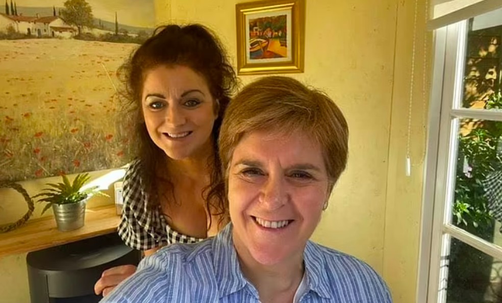 A ex-Primeira-Ministra escocesa Nicola Sturgeon (à frente) com a irmã — Foto: Instagram