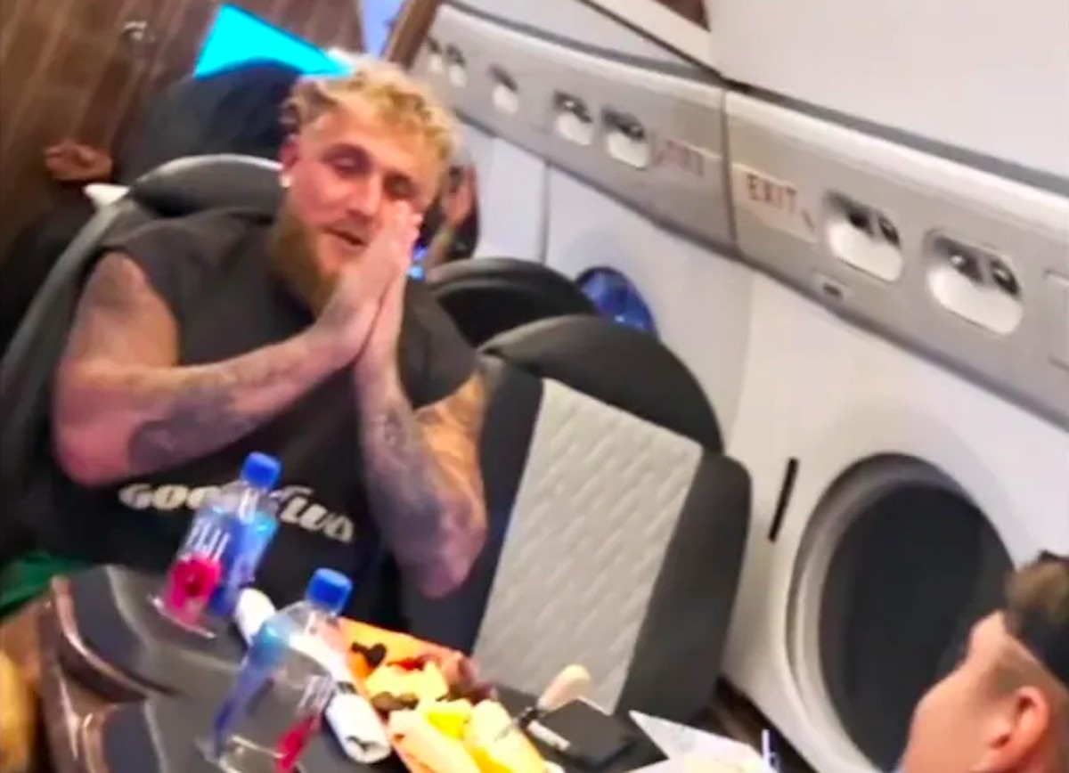Jatinho de Jake Paul é atingido por raio dois meses antes de luta com ...