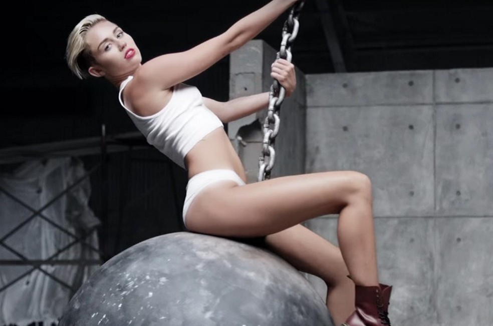 Miley Cyrus no clipe da canção Wrecking Ball — Foto: Reprodução/YouTube