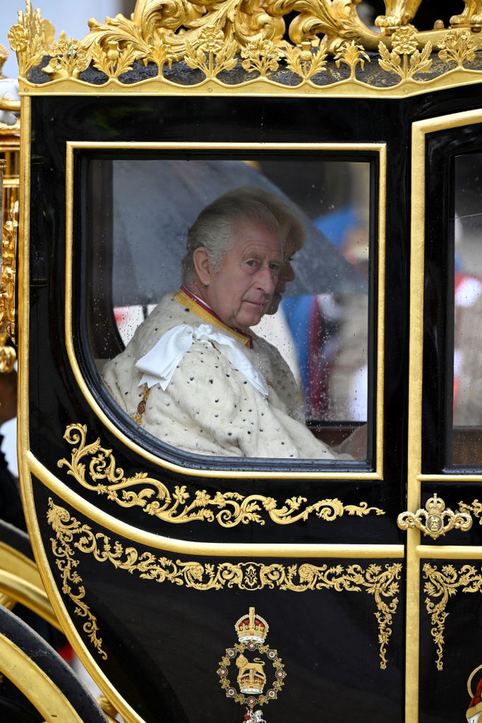 Rei Charles III chegando ao seu evento de coroação como novo monarca britânico — Foto: Getty Images