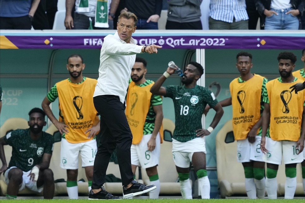 Hervé Renard orientando seus jogadores na vitória história da Arábia Saudita contra a Argentina na Copa do Mundo de 2022 — Foto: Getty Images