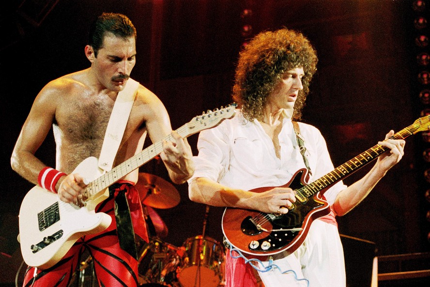 Freddie Mercury (1946-1991) e Bryan May em show do Queen em 1984