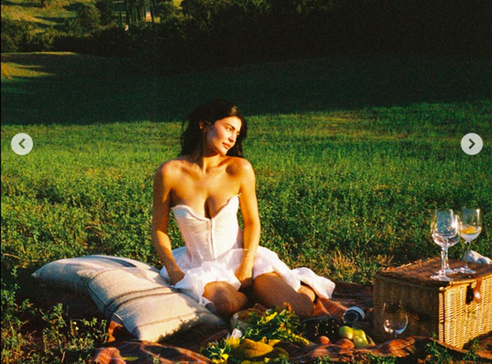 Kylie Jenner em piquenique romântico com duas taças — Foto: Instagram