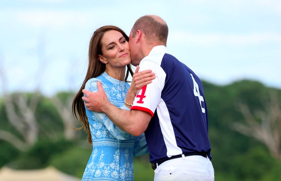 O Príncipe William beijando a Princesa Kate Middleton após jogo de polo em julho de 2023 — Foto: Getty Images