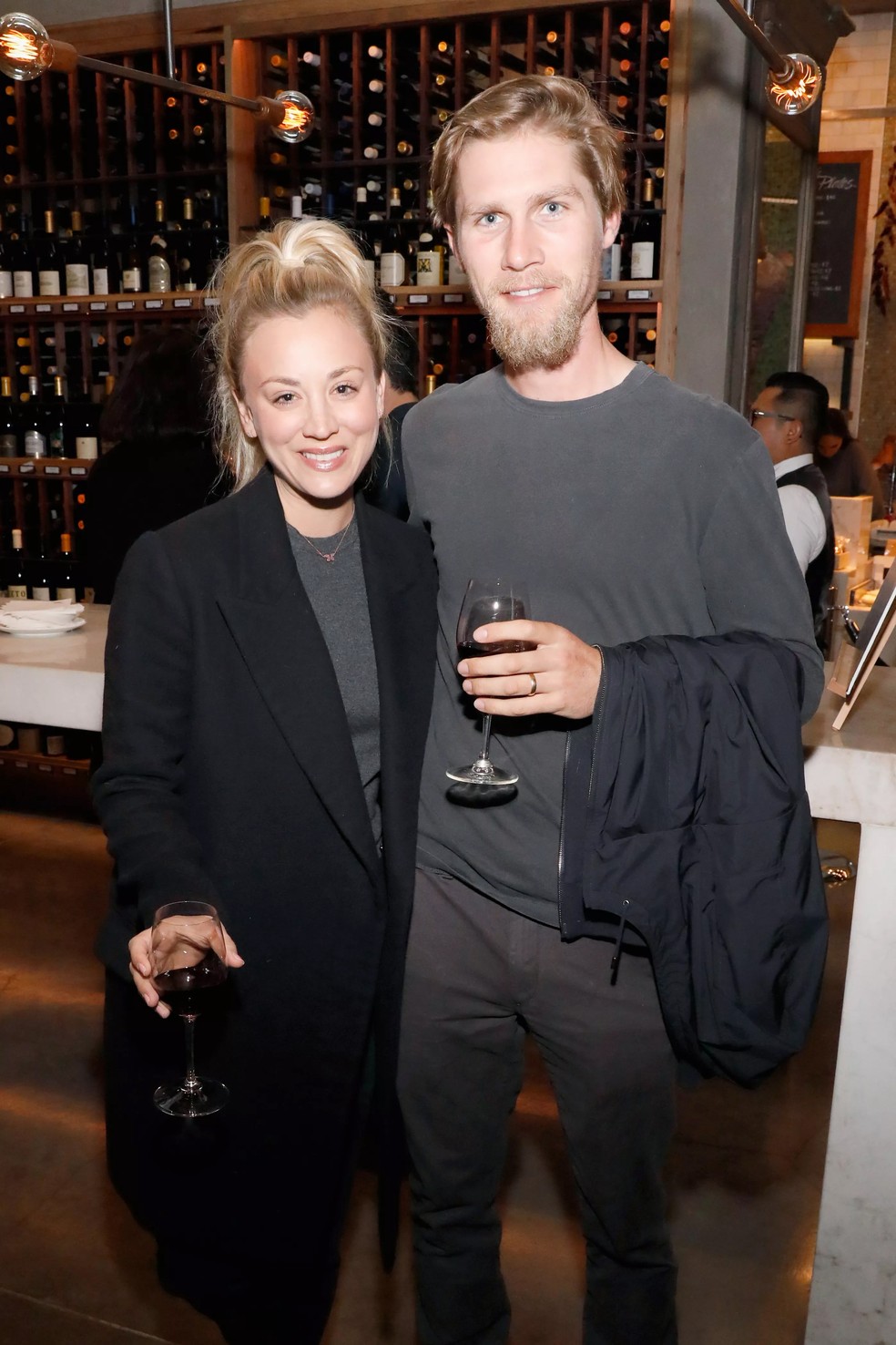 A atriz Kaley Cuoco com o ex-marido, Karl Cook, em foto de 2018  — Foto: Getty Images