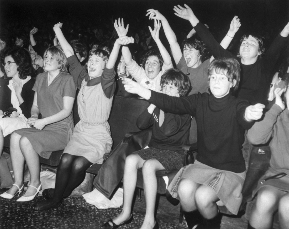 Fãs dos Beatles em show do conjunto em 1963 — Foto: Getty Images