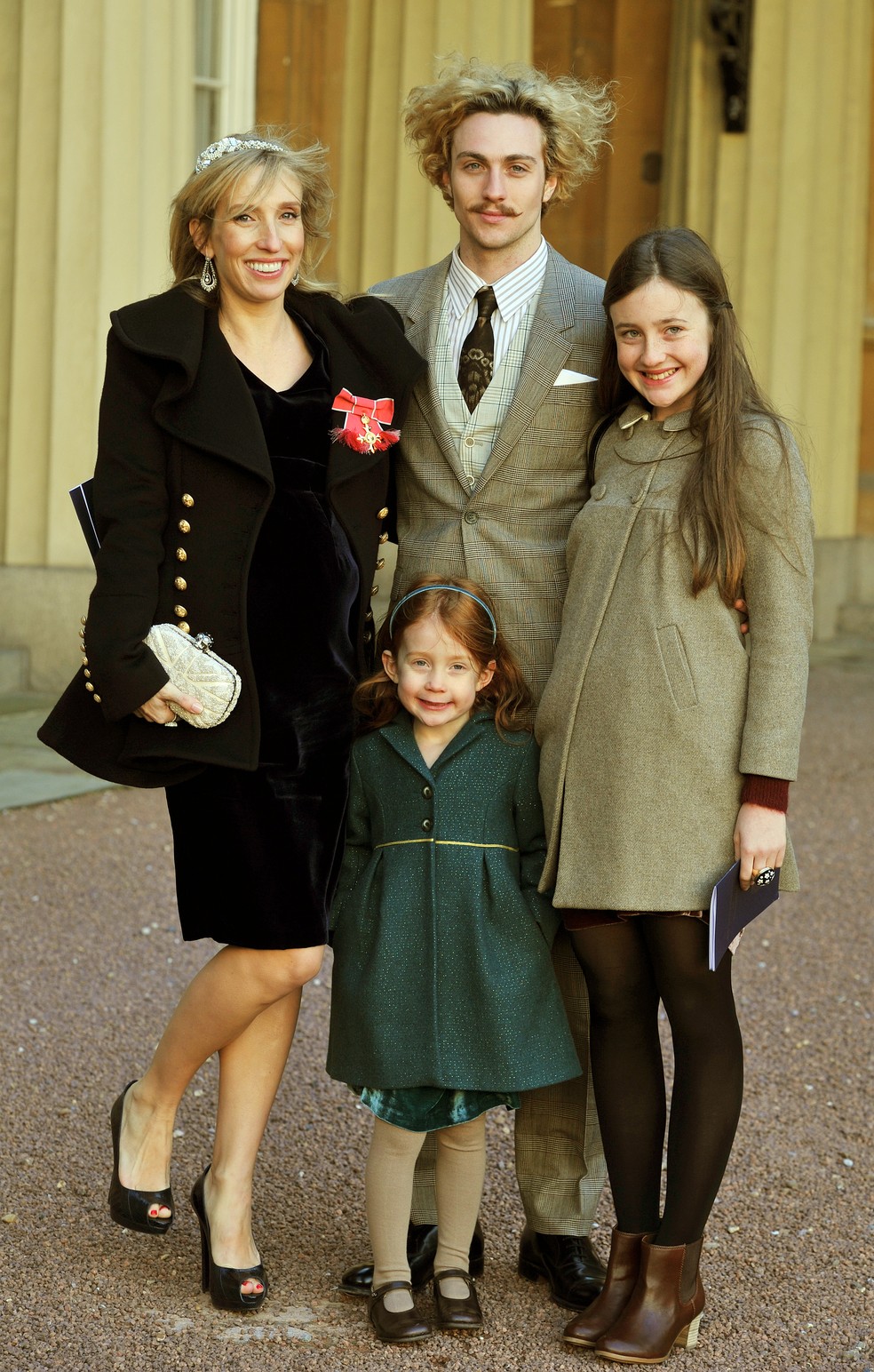 Aaron Taylor-Johnson e Sam Taylor Johnson com duas das filhas em 2011 — Foto: Getty Images