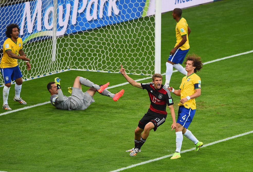 Thomas Mueller comemorando um dos gols da Alemanha contra o Brasil, na goleada por 7 a 1, na Copa do Mundo de 2014 — Foto: Getty Images