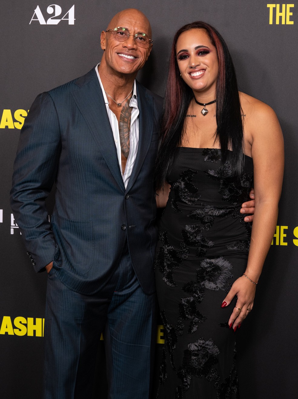 Dwayne Johnson (The Rock) com a filha, Ava Raine, no evento de lançamento de  Coração de Lutador: The Smashing Machine (2025) em Londres, em 24 de setembro de 2025 — Foto: Getty Images