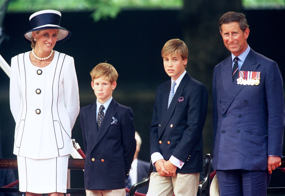Princesa Diana (1961-1997), Príncipe Harry, Príncipe William e Rei Charles III em foto de agosto de 1995 — Foto: Getty Images
