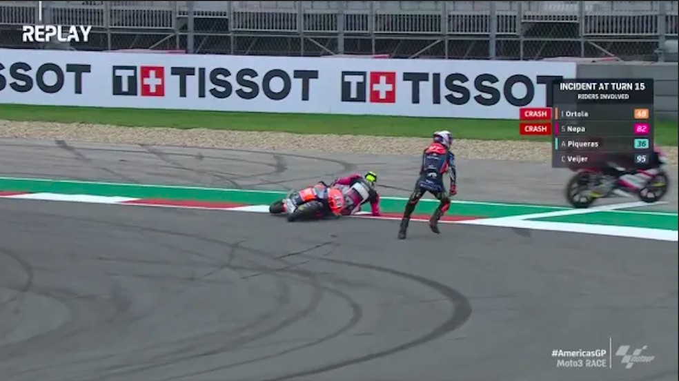 A colisão entre Iván Ortolá e Stefano Nepa pela Moto3 — Foto: Reprodução