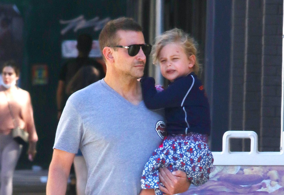 O ator Bradley Cooper com a filha, Lea De Seine, em passeio pelas ruas de Nova York — Foto: Getty Images