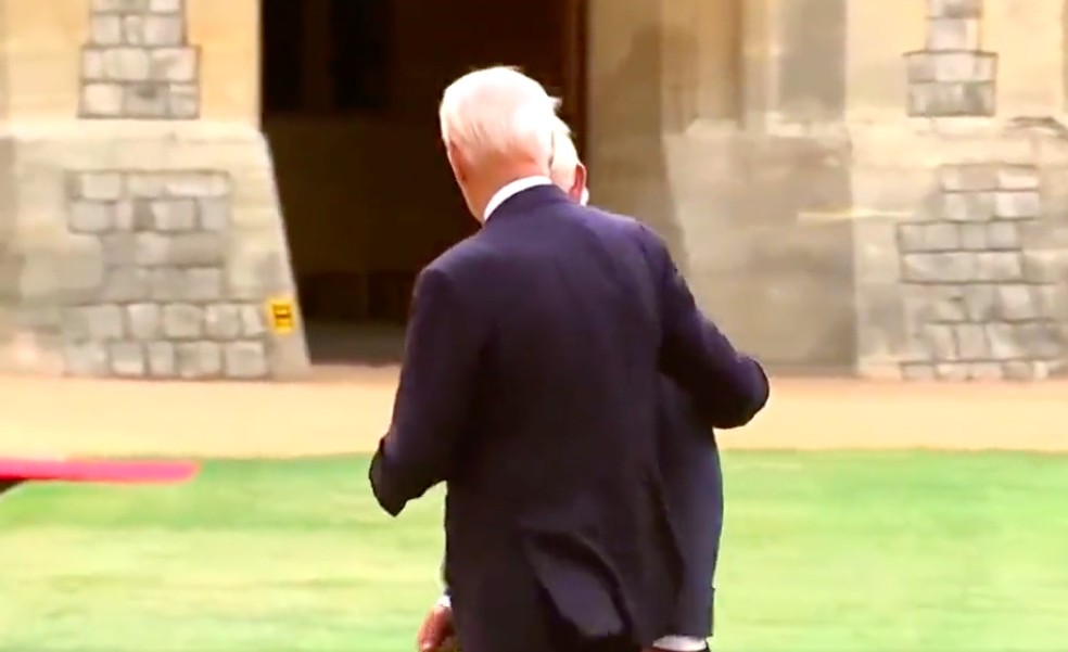 Joe Biden colocando uma das mãos nas costas do Rei Charles III — Foto: Twitter