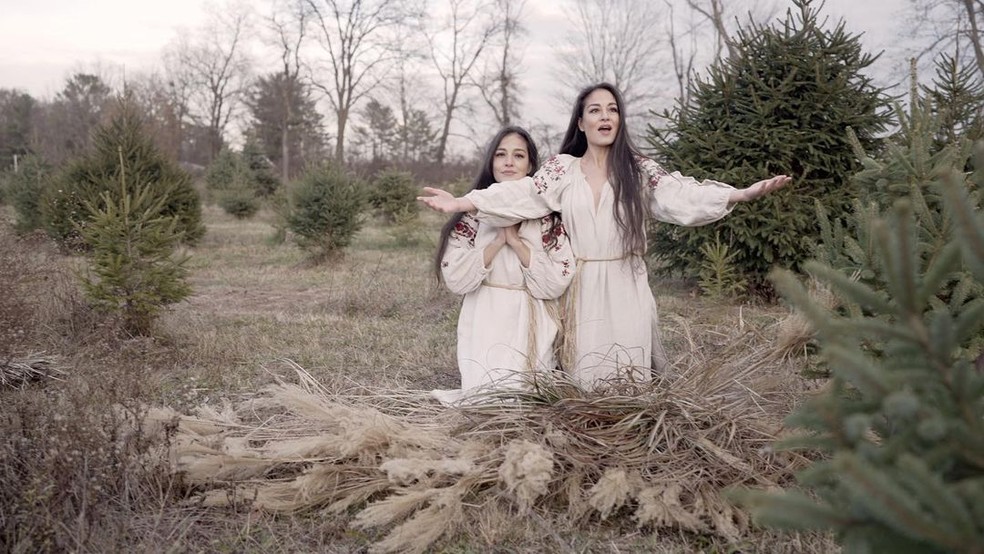 As gêmeas Mihaela e Gabriela Modorcea usam looks idênticos muitas vezes — Foto: Reprodução/Instagram