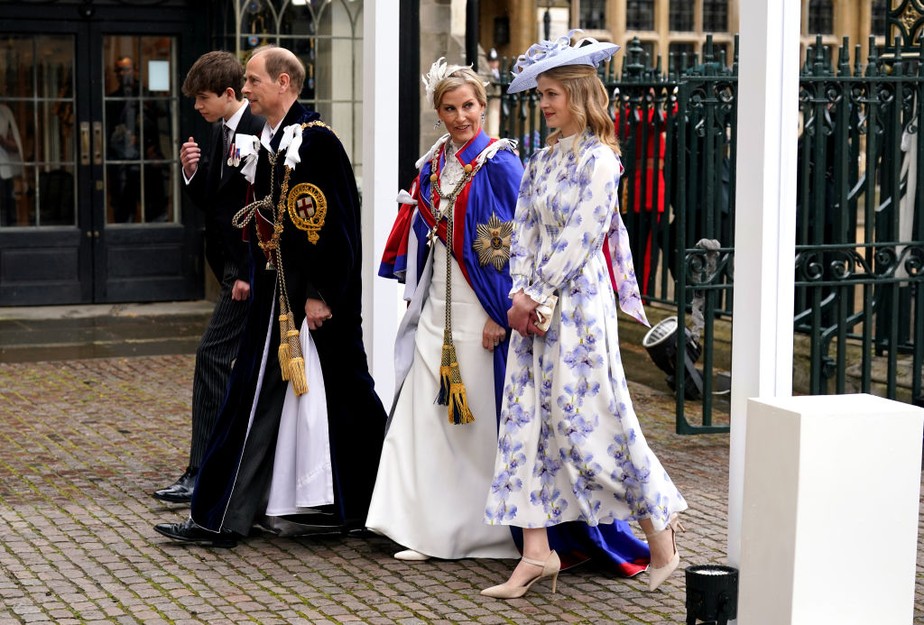 Príncipe Edward chega à coroação de irmão Rei Charles III ao lado da família: sua esposa, Duquesa Sophie, e seus filhos Lady Louise, 19 anos, e Visconde James, 15 anos