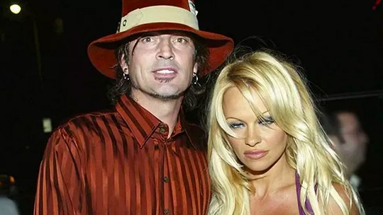 Pamela Anderson 'colapsou' ao tentar assistir documentário sobre seu romance conturbado com Tommy Lee: 'Não consegui'