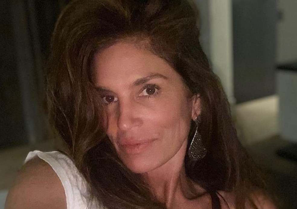 Aos 58 anos, Cindy Crawford 'recria' foto que tirou aos 20 e ganha