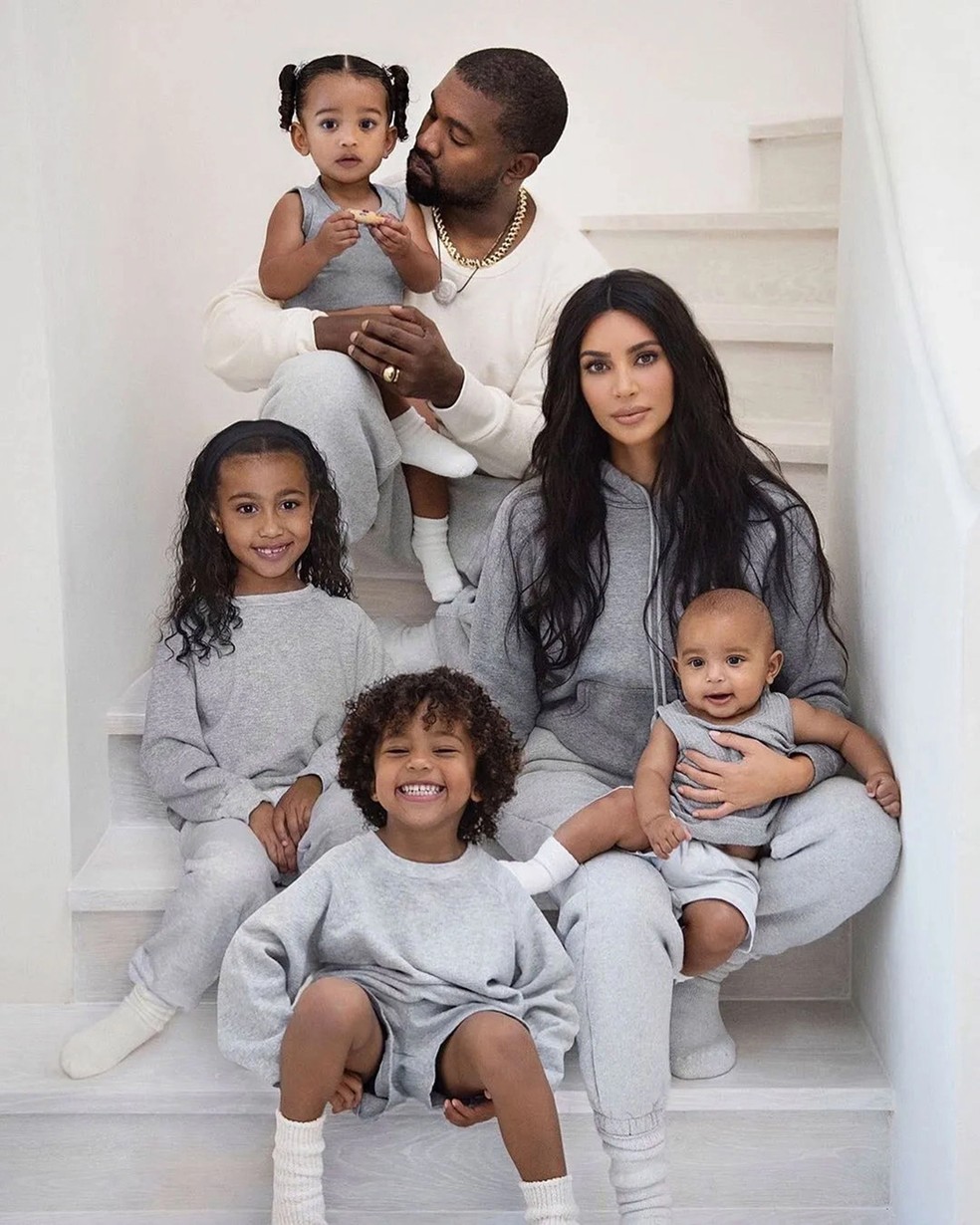 Kim Kardashian e Kanye West com os quatro filhos: Chicago, North, Saint e Psalm — Foto: Instagram
