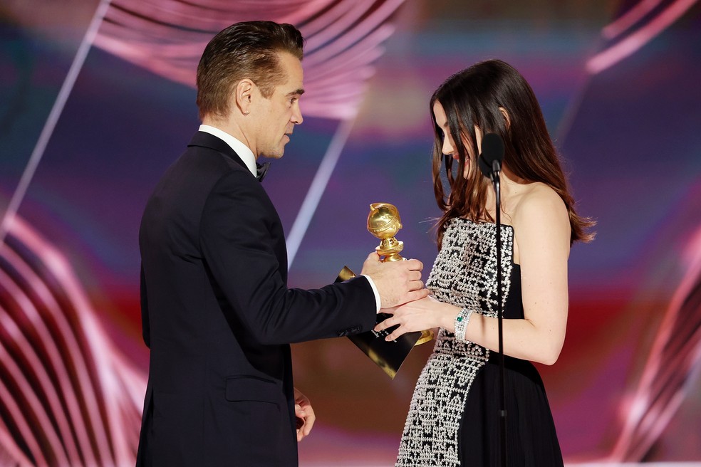 Colin Farrell recebe o Globo de Ouro de Ana de Armas — Foto: Getty