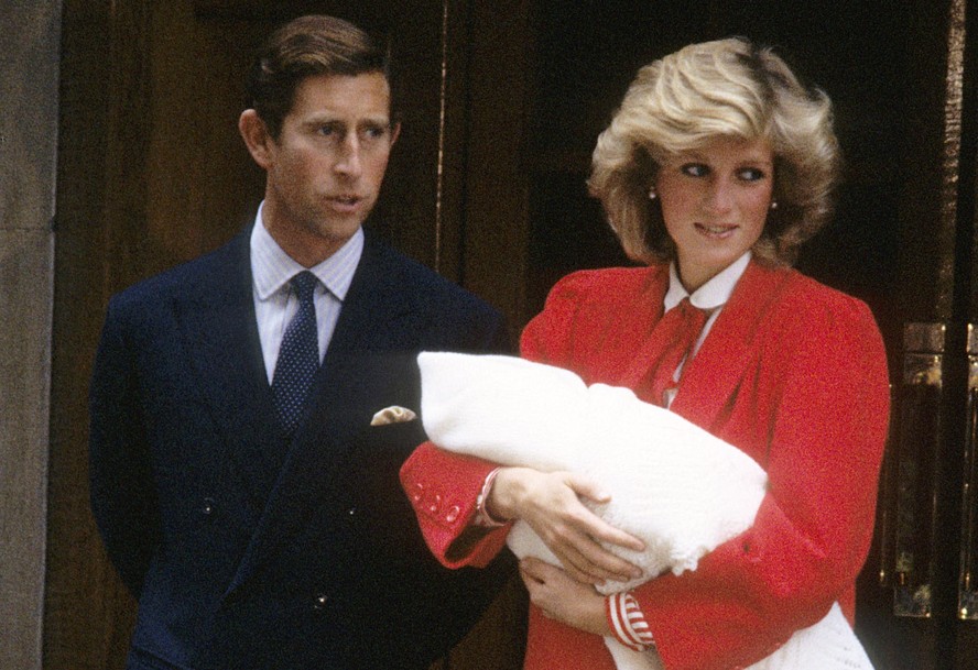 Princesa Diana e Príncipe Charles deixando o hospital com o recém-nascido Príncipe Harry em Londres, setembro de 1984