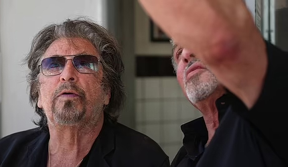 Sylvester Stallone tenta ensinar Al Pacino a fazer selfie com celular em cena de 'A Família Stallone'