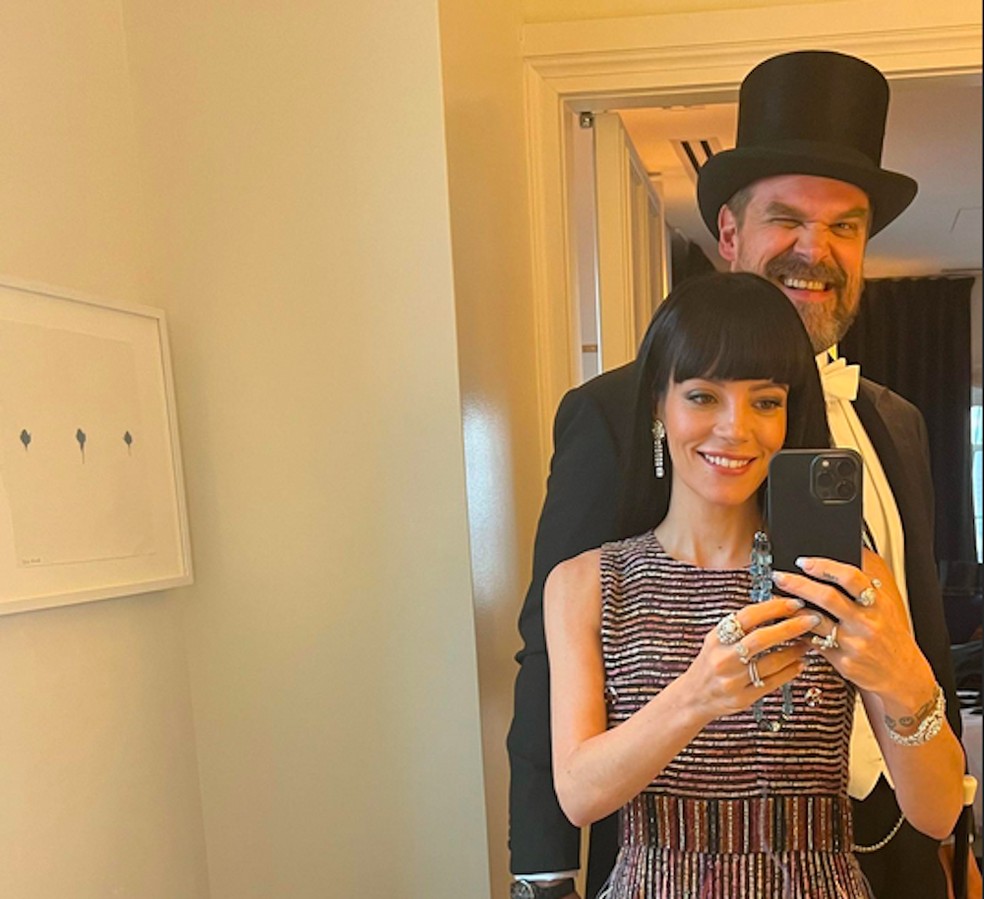 A cantora Lily Allen com o marido, o ator David Harbour — Foto: Instagram