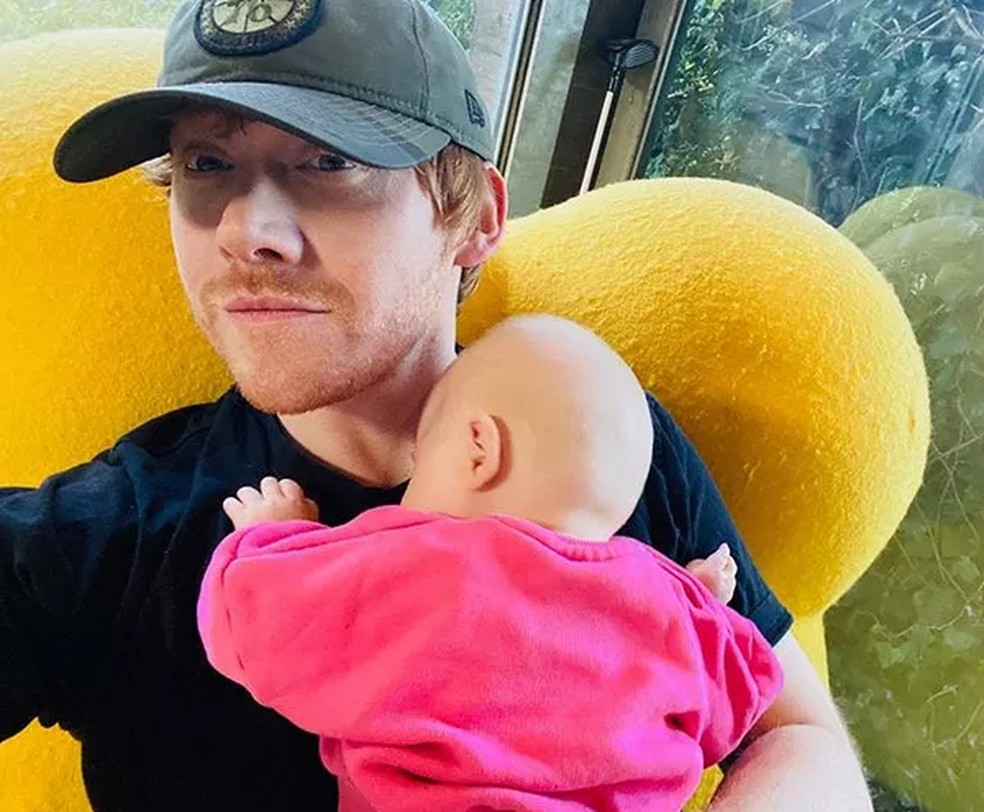 O ator Rupert Grint com a filha — Foto: Instagram