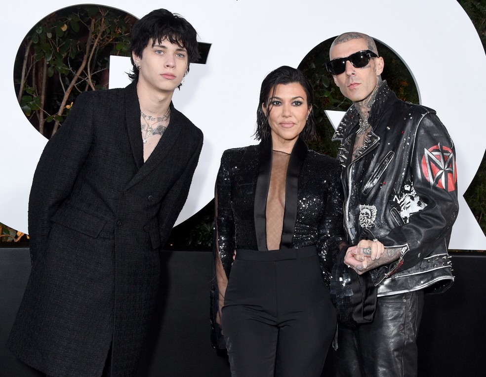 Landon Barker na companhia do pai, Travis Barker, e da socialite Kourtney Kardashian — Foto: Getty Images