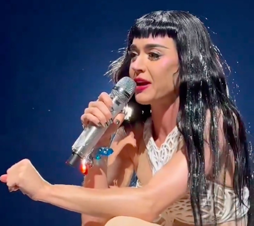 Katy Perry 'puxa a orelha' de fã por avalanche de mensagens no privado ...