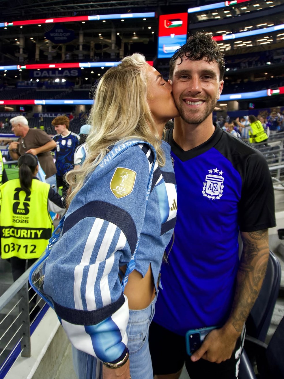 A jogadora inglesa Kelci-Rose Bowers namora o zagueiro argentino Marcos Senesi — Foto: Reprodução/Instagram