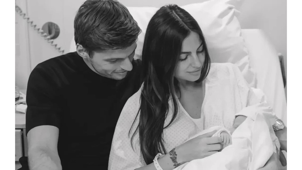 Verstappen e Kelly Piquet após nascimento da filha dos dois - Lily — Foto: Instagram