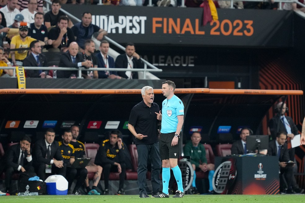 Técnico José Mourinho se revolta com arbitragem na final da Europa League — Foto: Getty