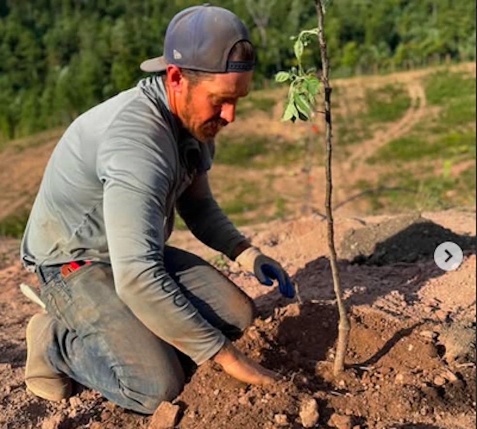 Jason Dohring trabalhando em sua fazenda — Foto: Instagram