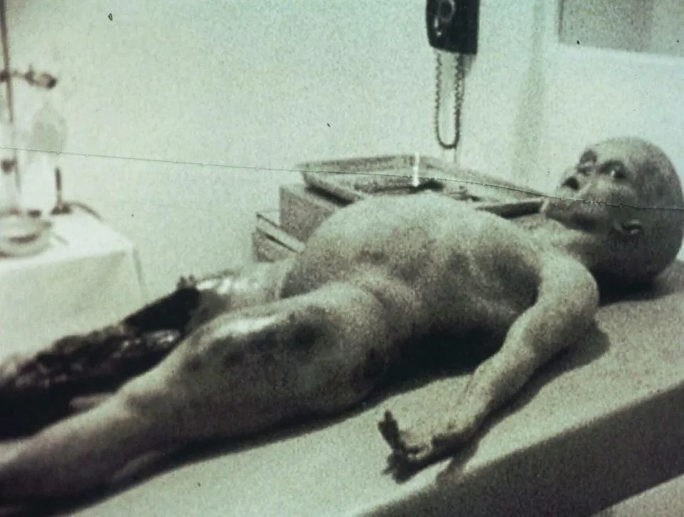 Imagem da autópsia fake de alienígena — Foto: Reprodução