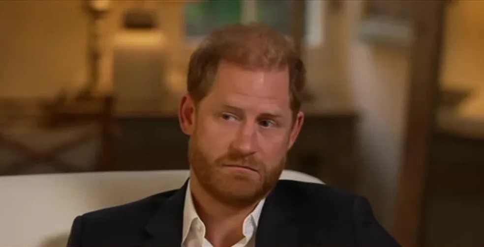 Harry durante sua entrevista bombástica à rede pública inglesa BBC — Foto: Reprodução