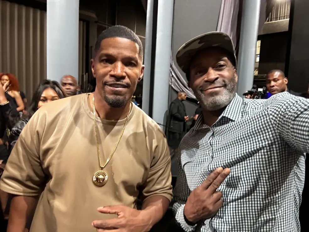 O diretor, produtor e cinegrafista Choke No Joke ao lado de Jamie Foxx após uma de suas apresentações — Foto: reprodução