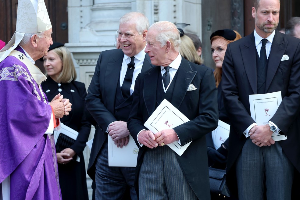 Príncipe Andrew, Rei Charles III e Príncipe William no funeral de Katharine, Duquesa de Kent (1933-2025) na Catedral de Westminster, em 16 de setembro de 2025 — Foto: Getty Images
