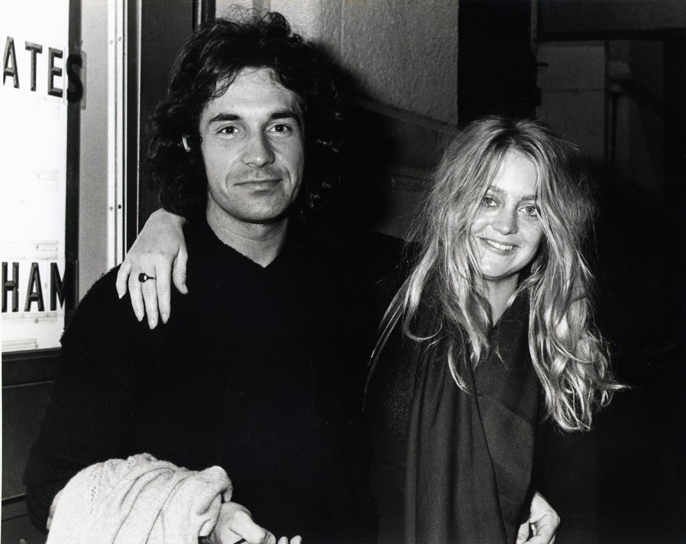 O cantor Bill Hudson e a atriz Goldie Hawn em 1976 — Foto: Getty Images