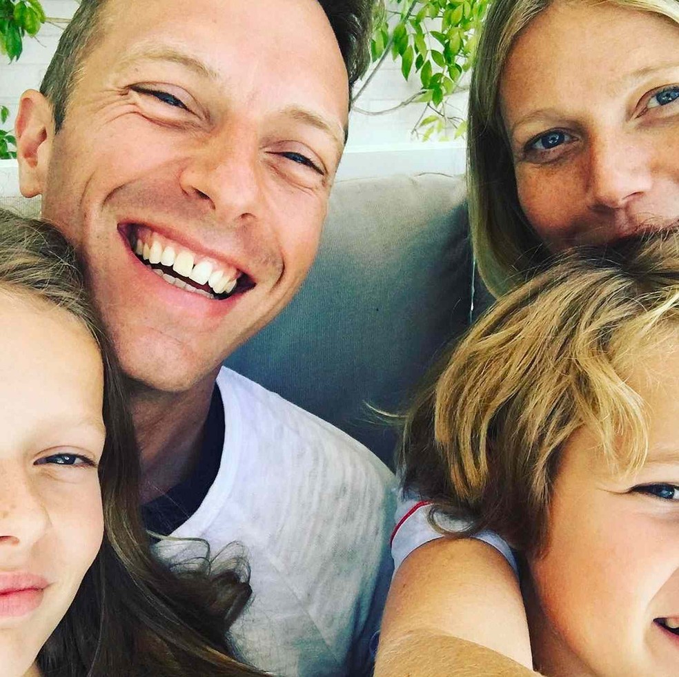 Chris Martin e Gwyneth Paltrow com seus dois filhos: Apple e Moses — Foto: Instagram