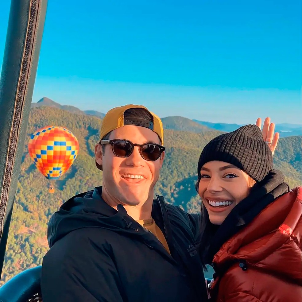 Adam Devine e a esposa Chloe Bridges  — Foto: reprodução/Instagram